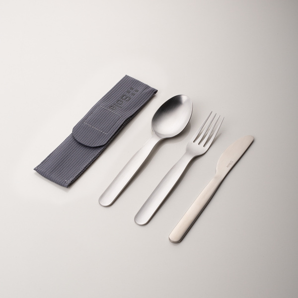 Set di posate 3 pezzi in borsa grigio con logo SOLA