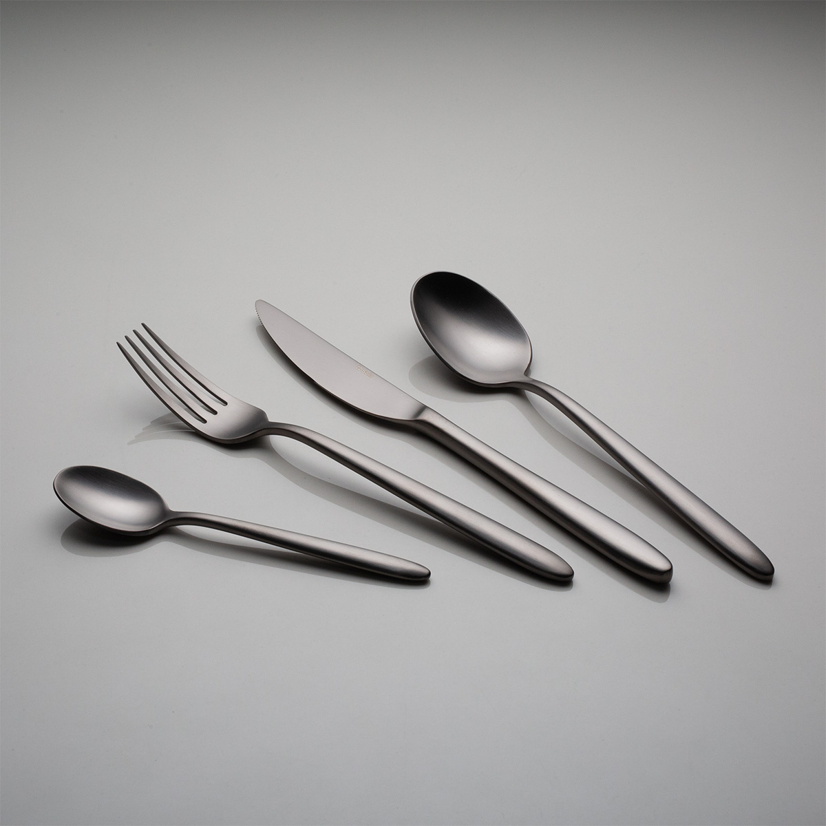 Set di posate 16 pezzi – Gaya Exeter PVD grigio chiaro completamente opaco