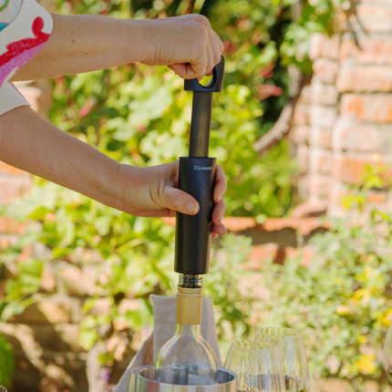 Wine vacuum pump with 2 stoppers | Lunasol