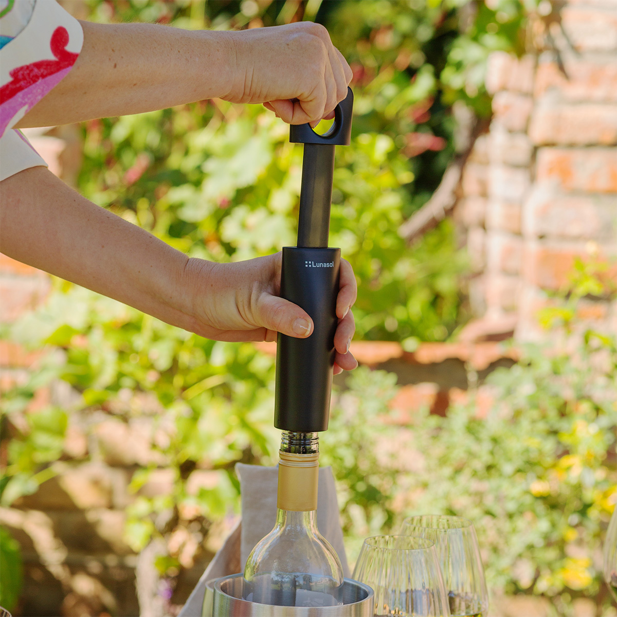 Wine vacuum pump with 2 stoppers | Lunasol