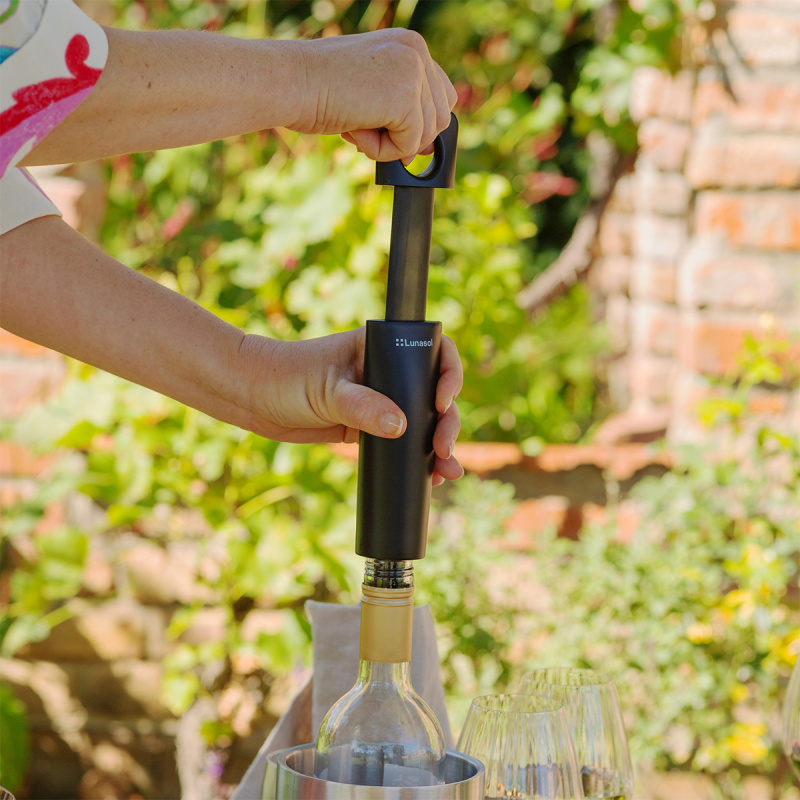 Wine vacuum pump with 2 stoppers | Lunasol