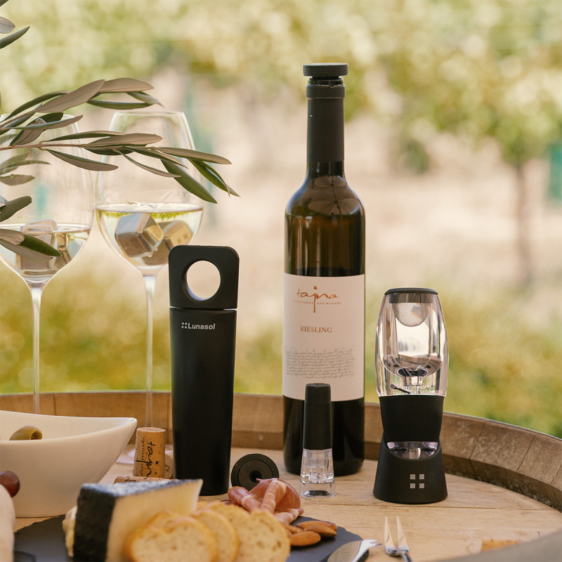 Wine vacuum pump with 2 stoppers | Lunasol