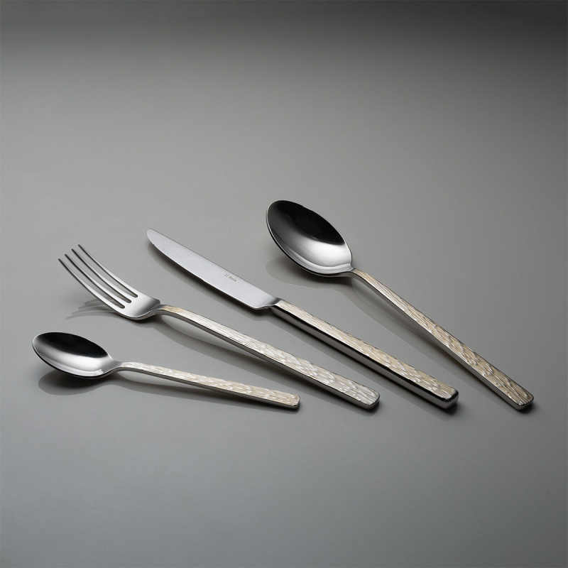 Set di posate 16 pezzi – Sardegna Waterfall PVD Champagne manico in grafite