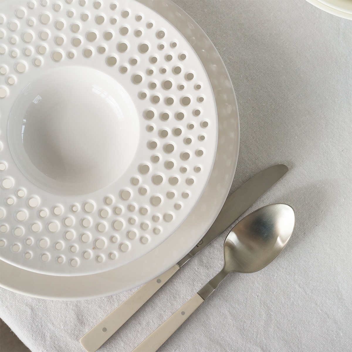 Deep perforated plate 23,5 cm - Flow