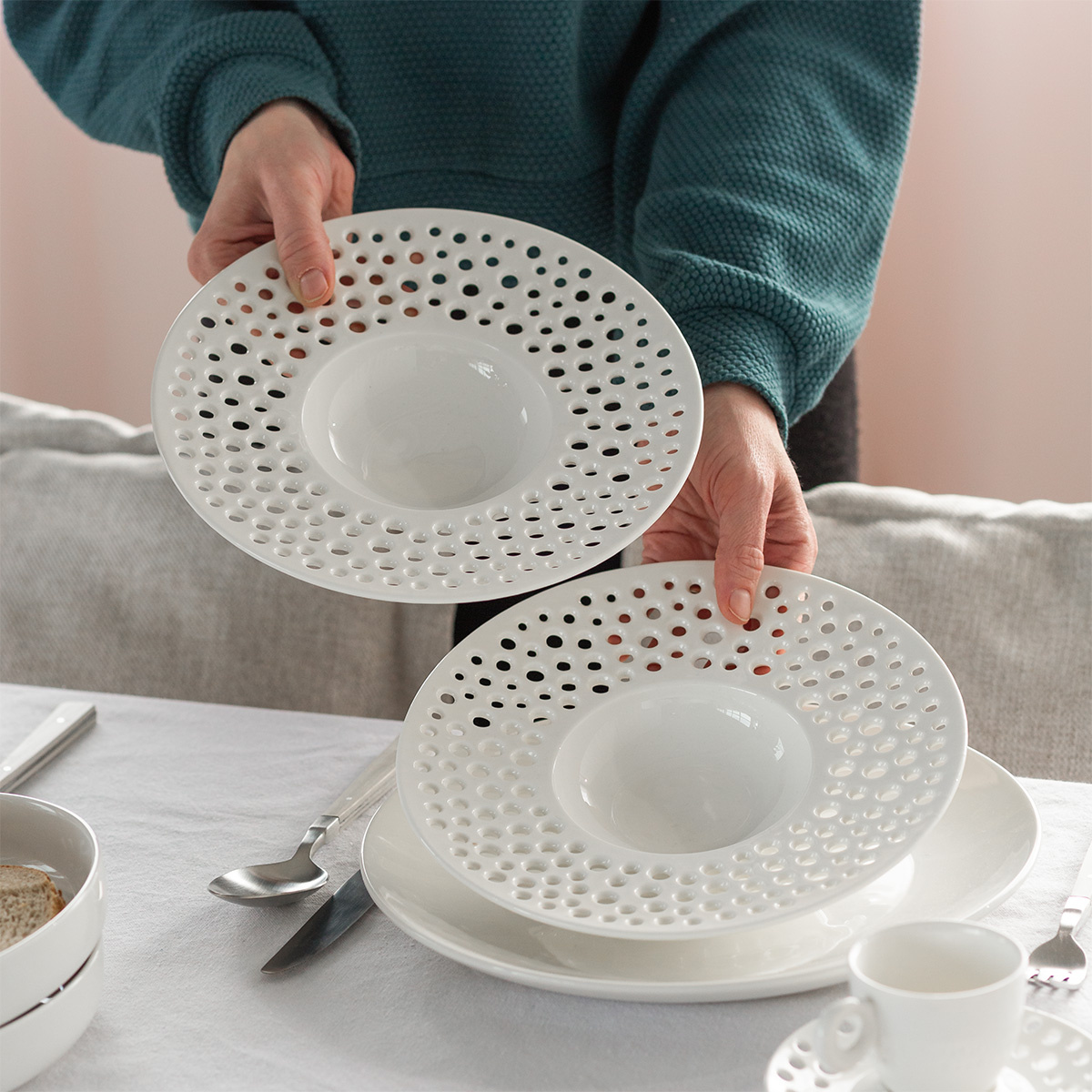 Deep perforated plate 23,5 cm - Flow