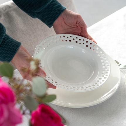 Assiette creuse perforée ø 23 cm — Flow Lunasol