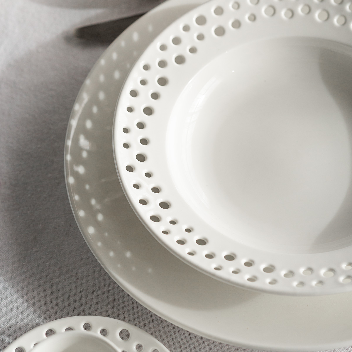 Porcelain set, perforated 18 pcs – Flow
