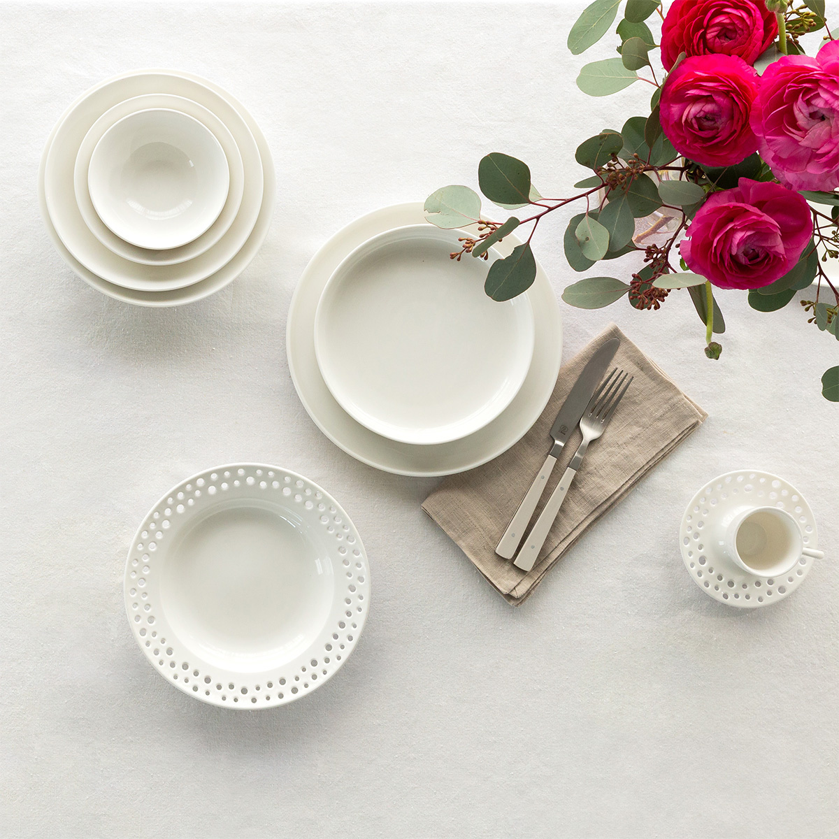 Porcelain set, perforated 18 pcs – Flow