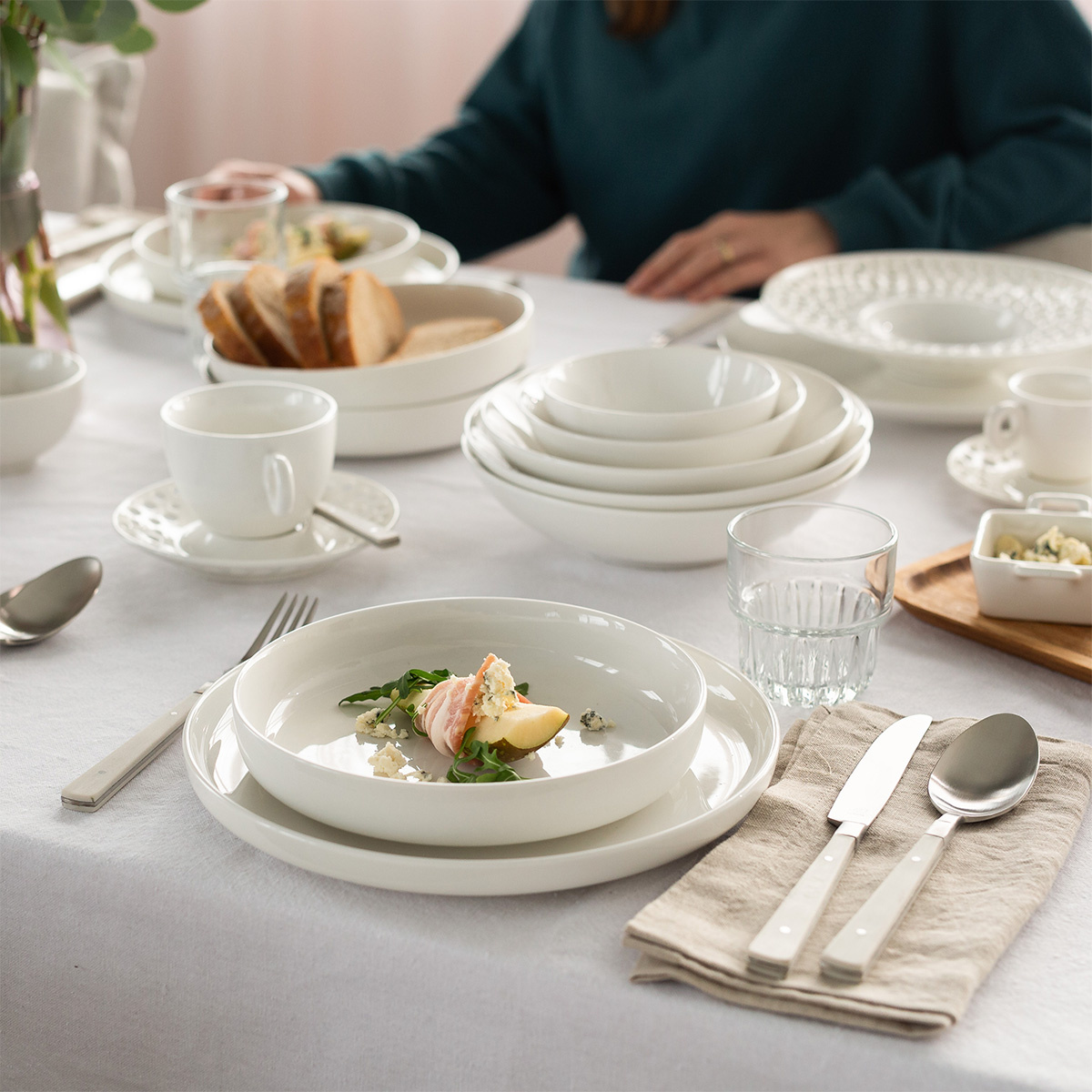 Porcelain set, perforated 18 pcs – Flow