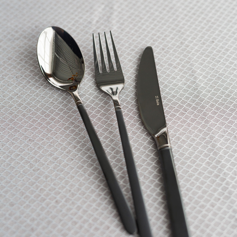 Set di posate 16 pezzi — Porto PVD titanio scuro / nero sabbiato