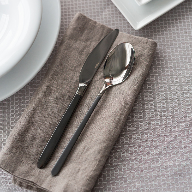 Set di posate 16 pezzi — Porto PVD titanio scuro / nero sabbiato