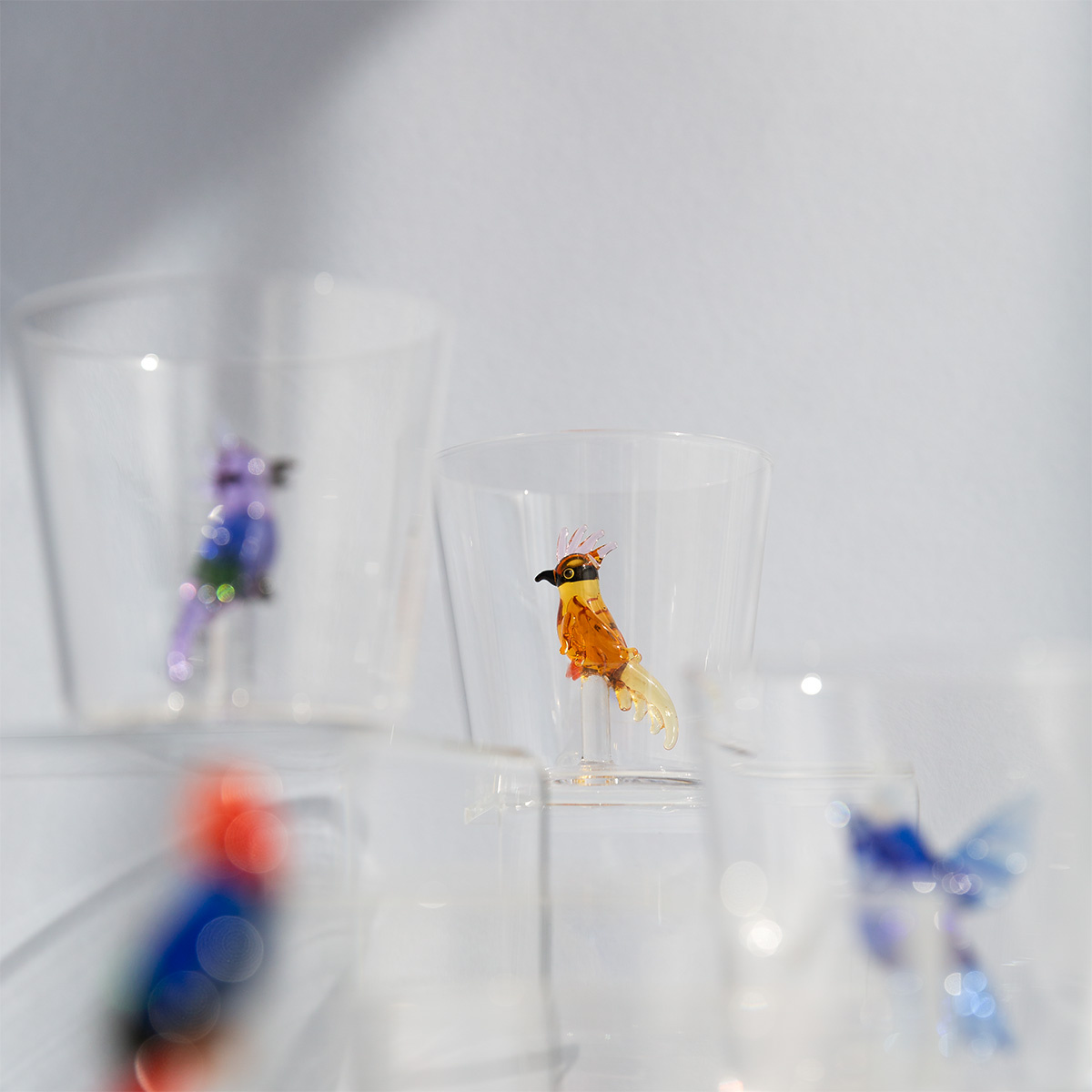 Glass with amber tropical bird | Ichendorf