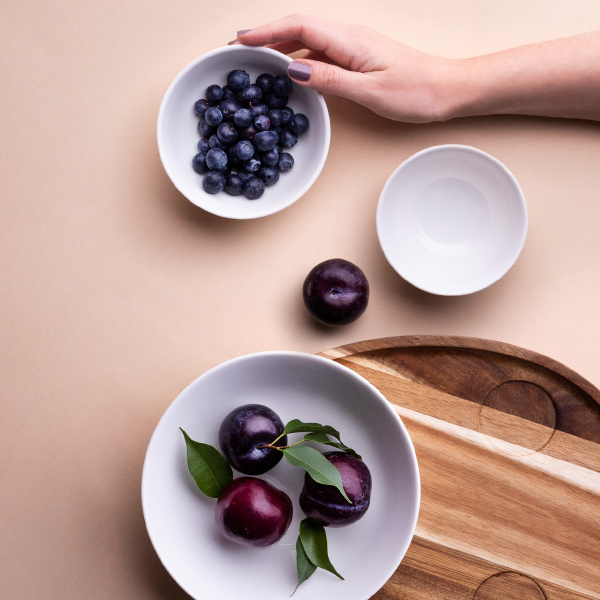 Flowl set – Gaya Atelier bowls white + Triangle tray acacia