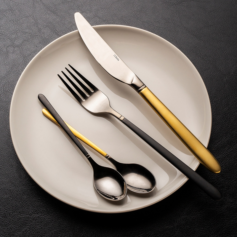 Set di posate 16 pezzi — Porto PVD titanio scuro / nero sabbiato