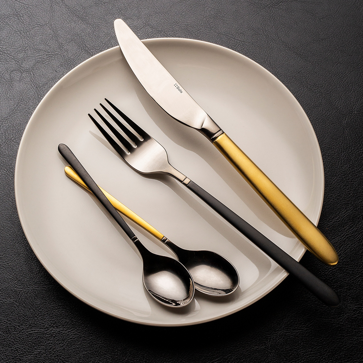 Set di posate 16 pezzi — Porto PVD titanio scuro / oro sabbiato