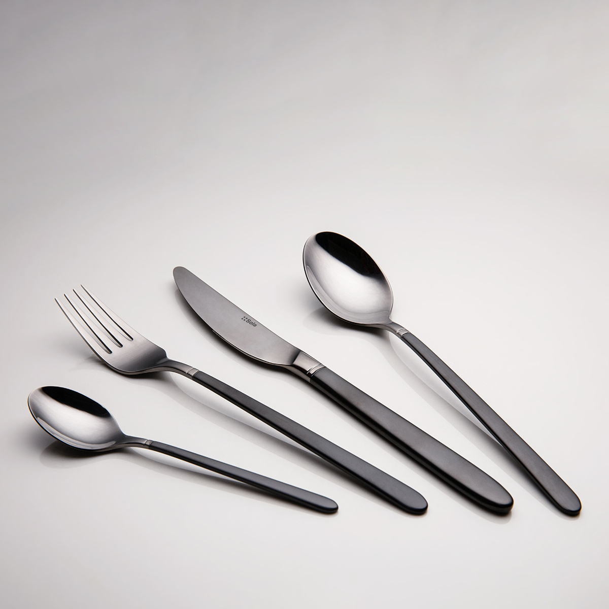 Set di posate 16 pezzi — Porto PVD titanio scuro / nero sabbiato