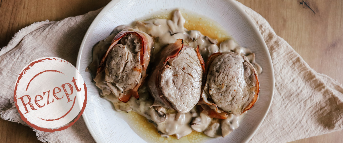 Schweinemedaillons im Speckmantel mit Champignonsosse