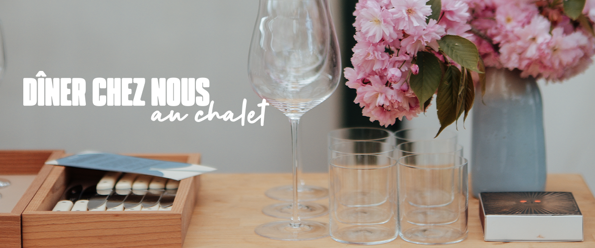 Nature morte avec des verres, des couverts et des fleurs dans un vase