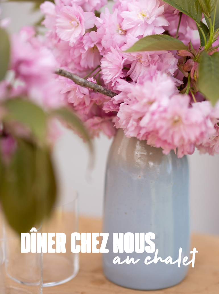Des cerisiers en fleurs dans un vase Solatelier