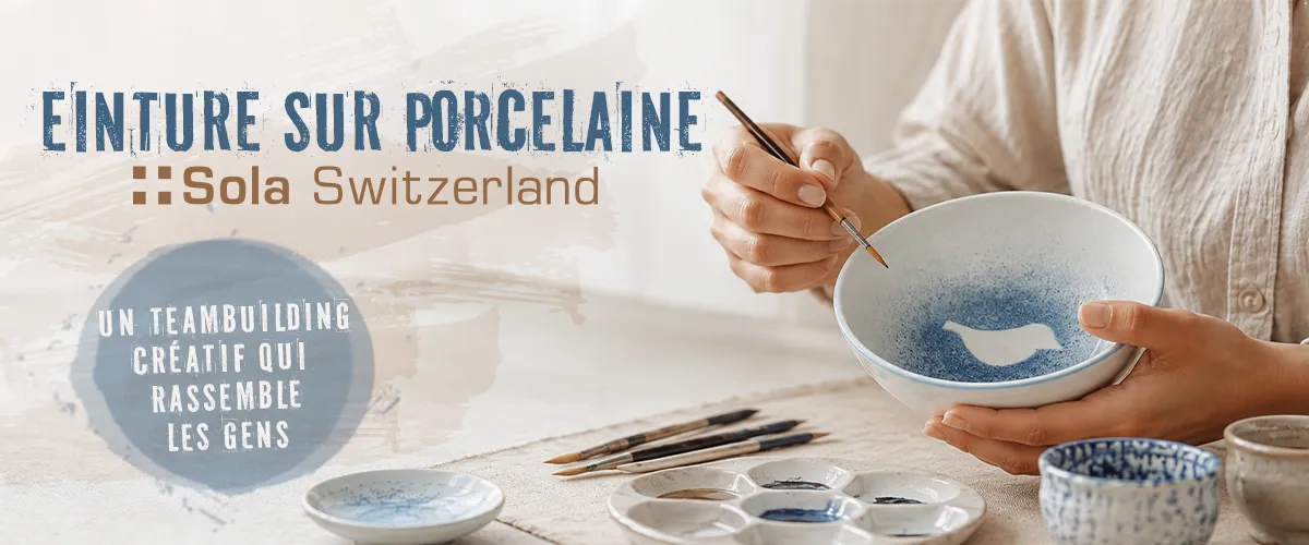 Bannière avec le texte Peinture sur porcelaine chez Sola Switzerland, montrant des mains qui peignent un bol en porcelaine et des pinceaux sur la table 