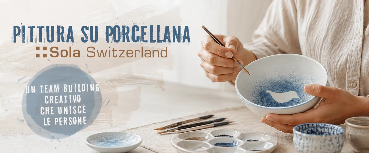 Banner con il testo Pittura su porcellana da Sola Switzerland, con mani che dipingono una ciotola in porcellana e pennelli sul tavolo 
