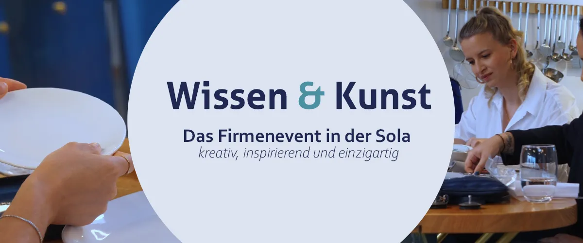 Banner mit dem Text Wissen & Kunst über ein Firmenevent bei Sola Switzerland, mit Menschen, die Porzellan bemalen 
