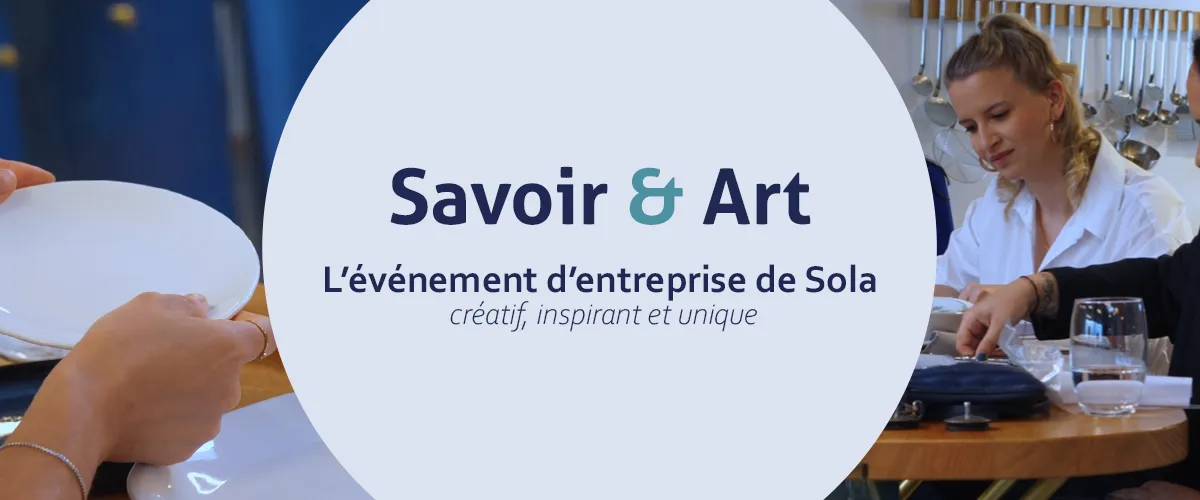 Bannière avec le texte Savoir et art sur un événement d’entreprise chez Sola Switzerland, avec des personnes peignant de la porcelaine 