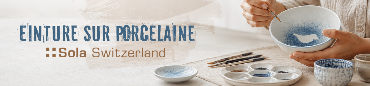 Bannière avec le texte Peinture sur porcelaine chez Sola Switzerland, avec des mains peignant un bol en porcelaine et des pinceaux sur la table 
