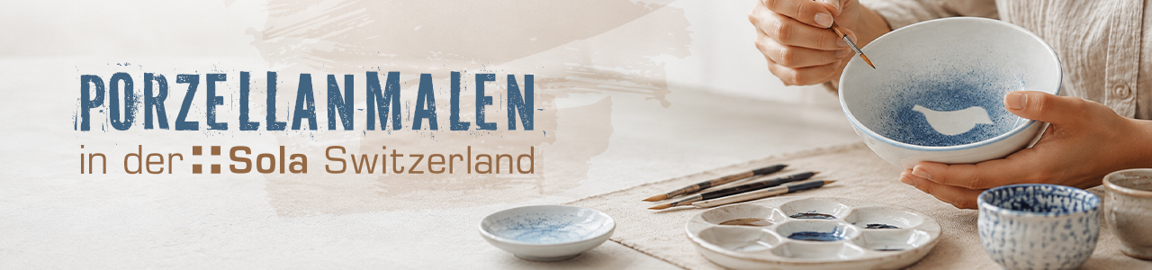 Banner mit dem Text Porzellanmalen bei Sola Switzerland, mit Händen, die eine Porzellanschale bemalen, und Malpinseln auf dem Tisch 