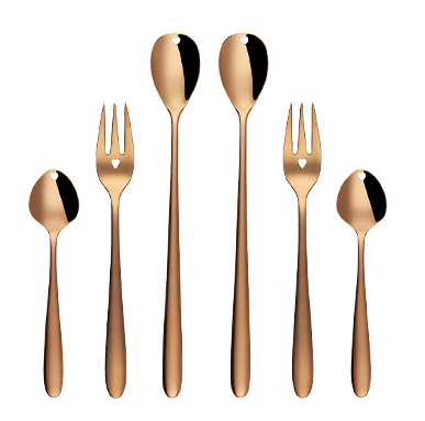 Das Besteckset Love Cutlery in goldener Farbe auf weissem Hintergrund 